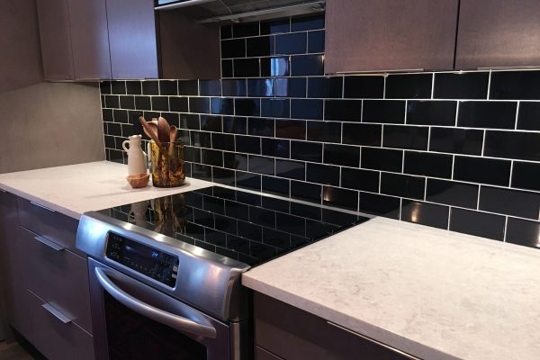 Kitchen backsplash in black subway tiles Kitchen backsplash in black subway tiles